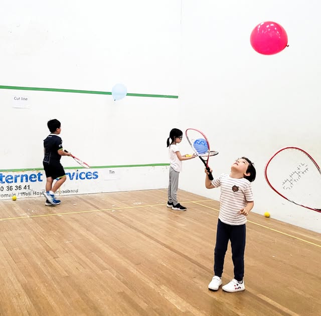 Kids learning squash through balloon games